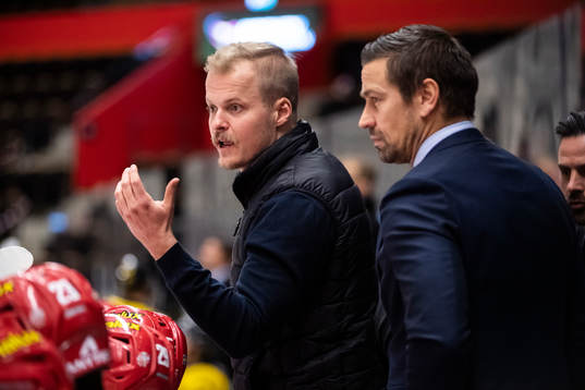 Modos assisterande tränare Emil Svelander och tränare
