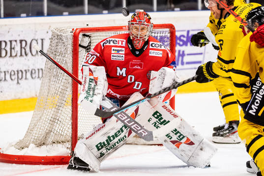 Modos målvakt Anthony Petersunder ishockeymatchen i