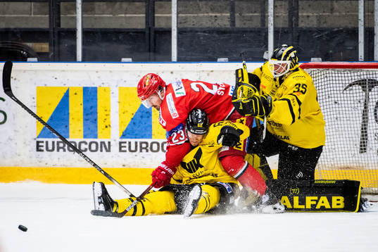 Modos Daniel Sylwander mot Västerås Simon Åkerström och