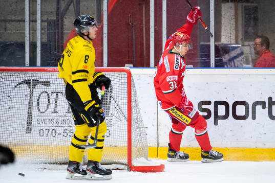 Modos Jeremias Lindewall jublar framför Västerås Gustav