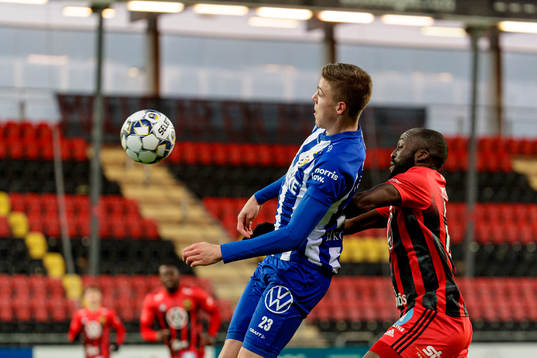 IFK Göteborgs Emil Holm i akmp med Östersunds Ronald