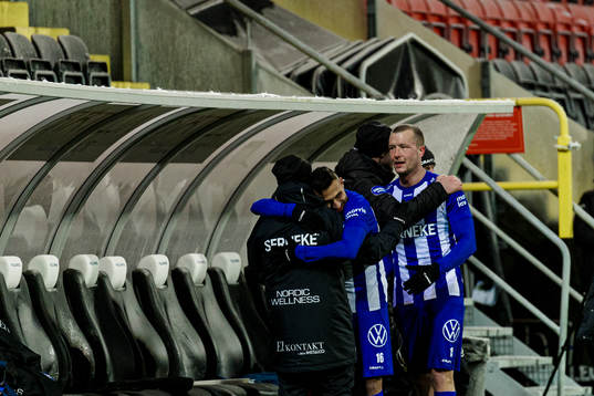 IFK Göteborgs Sargon Abraham och Jakob Johansson klappas