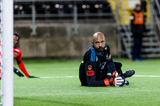Östersunds målvakt Aly Keita deppar