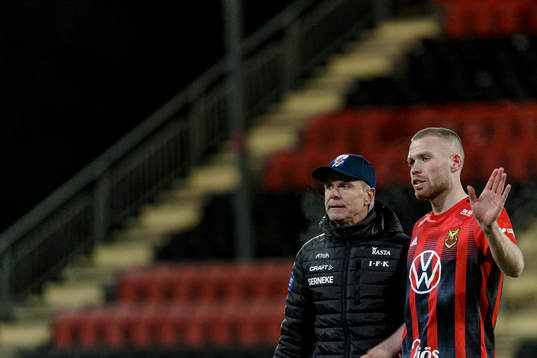 IFK Göteborgs tränare Roland Nilsson klappar om