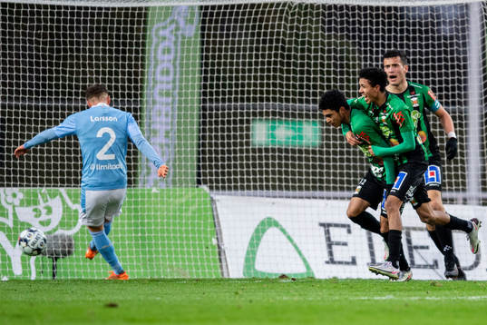 Varbergs Keanin Ayer Boya jublar med lagkamrater