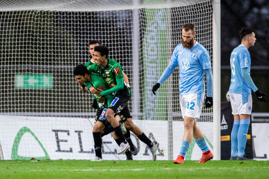 Varbergs Keanin Ayer Boya jublar med lagkamrater