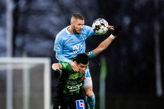 Varbergs Astrit Selmani och Malmö FFs Lasse Nielsen