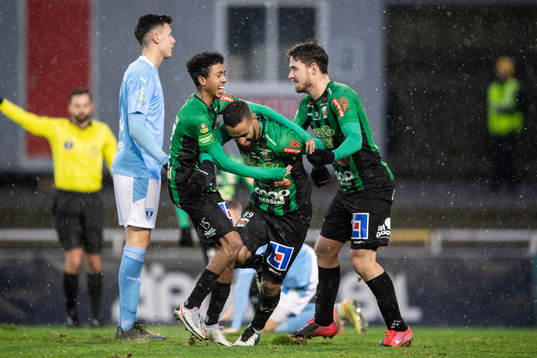 Varbergs Junes Barny (m) jublar med Tashreeq Matthews och