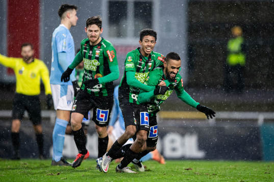 Varbergs Junes Barny (h) jublar med Tashreeq Matthews