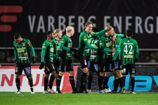 Varbergs Astrit Selmani jublar med lagkamrater
