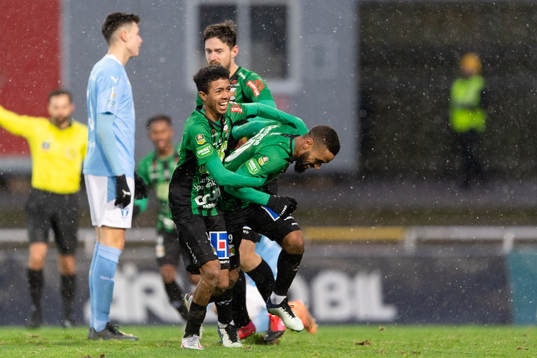 Varbergs Junes Barny gör 2-0 och jublar med Tashreeq