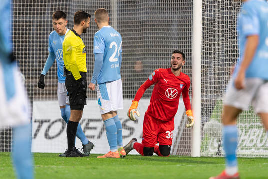 Malmö FFs målvakt Marko Johansson har ont