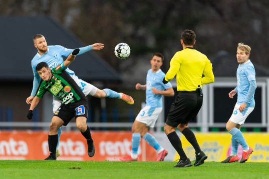Varbergs Astrit Selmani och Malmö FFs Lasse Nielsen