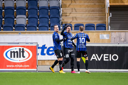 Sirius Stefano Vecchia jublar med lagkamrater