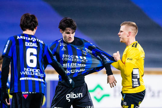 Sirius Jamie Roche och Elfsborgs Per Frick i en diskussion