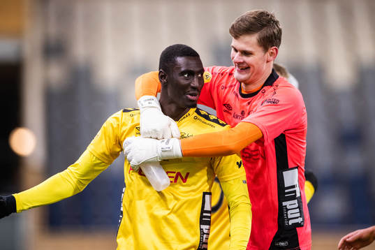 Elfsborgs Marokhy Ndione och målvakt Tim Rönning jublar