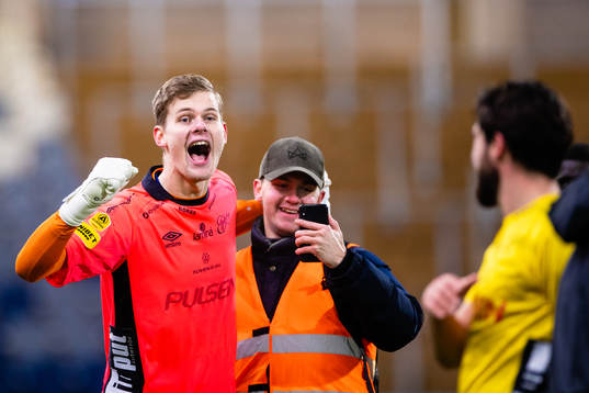 Elfsborgs målvakt Tim Rönning jublar