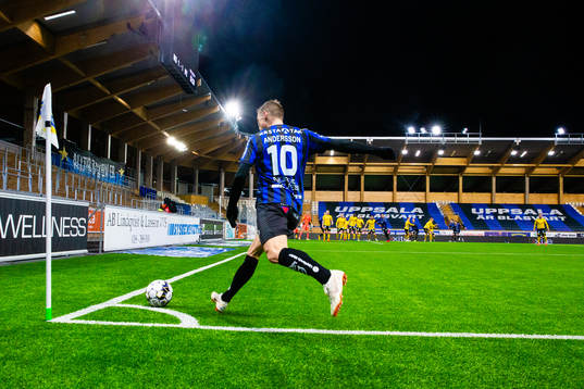 Sirius Elias Andersson med en hörna