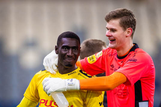 Elfsborgs Marokhy Ndione och målvakt Tim Rönning jublar