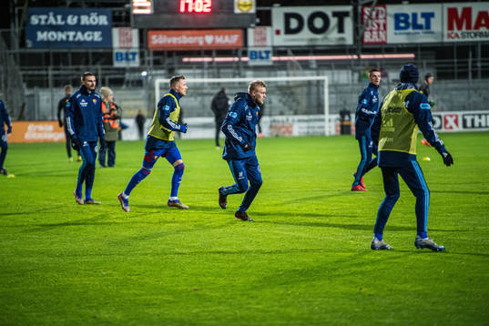 Djurgården värmer upp fotbollsmatchen i Allsvenskan