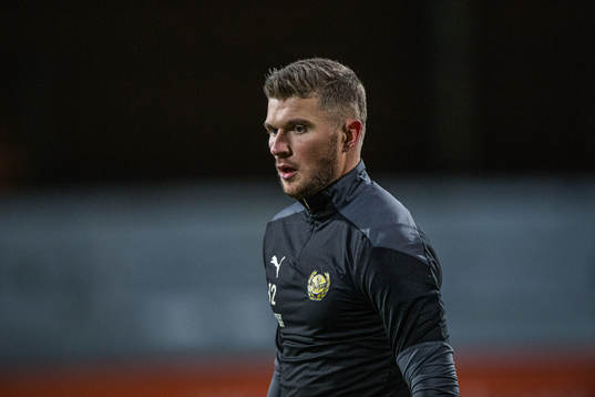 Mjällbys Erik Pärsson  värmer upp