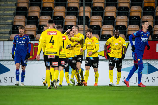 Mjällbys Jacob Bergström jublar med lagkamrater