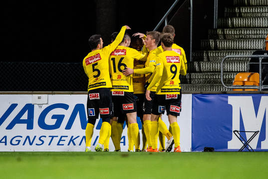 Mjällbys Moses Orwohicho Ogbu jublar med lagkamrater