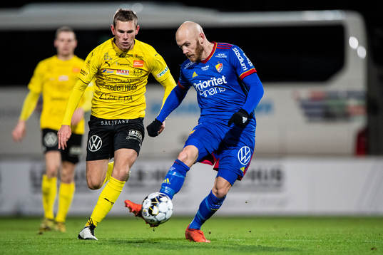 Djurgårdens Magnus Eriksson och Mjällbys Adam Petersson