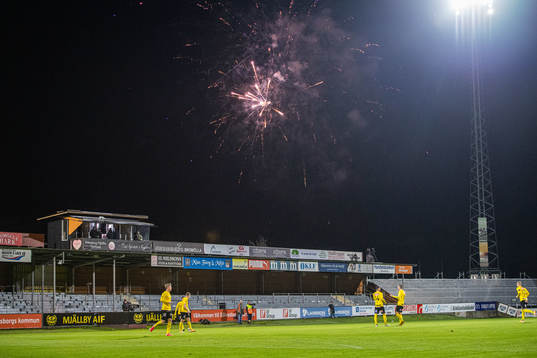 fyrverkerier utanför Strandvallen