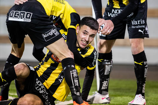Häckens Ali Youssef jublar med lagkamrater