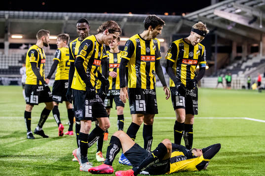 Häckens Ahmed Yasin ligger på gräset och har ont i