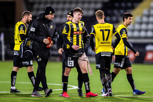 Häckens Patrik Wålemark lämnar planen skadad