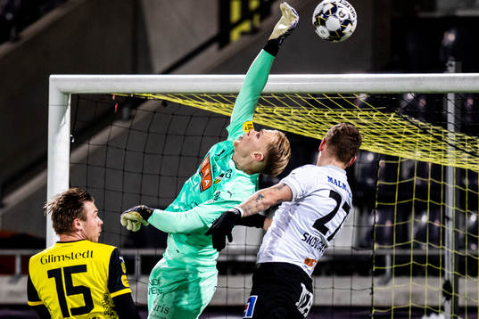 Häckens målvakt Pontus Dahlberg räddar ett skott