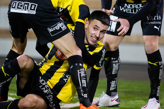 Häckens Ali Youssef jublar med lagkamrater