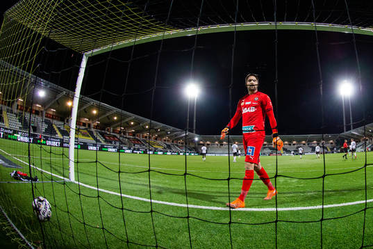 Örebros målvakt Oscar Jansson deppar
