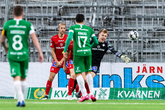 IFK Norrköpings målvakt Isak Pettersson räddar ett skott