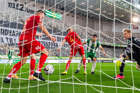 IFK Norrköpings Henrik Castegren räddar ett skott från