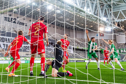 IFK Norrköpings Henrik Castegren räddar ett skott och