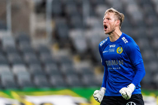 Hammarbys målvakt David Ousted reagerar