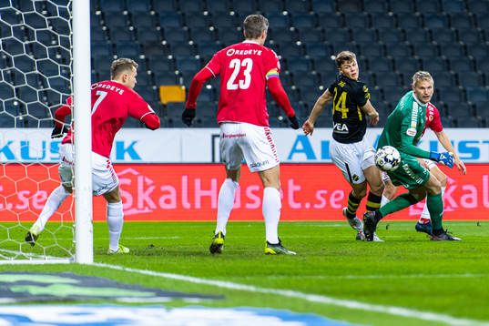 s Erik Ring och Kalmars målvakt Ole Söderberg