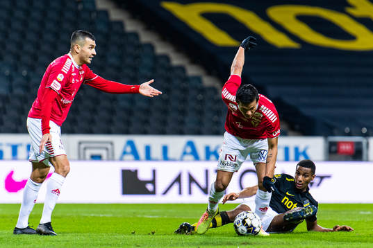Kalmars Emin Nouri och Isak Magnusson i kamp om bollen med