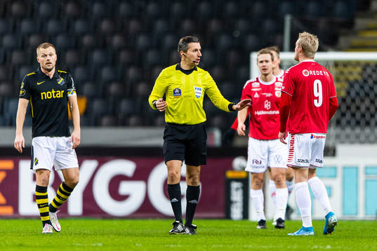 Domare Bojan Pandzic pratar med Kalmars Geir André Herrem