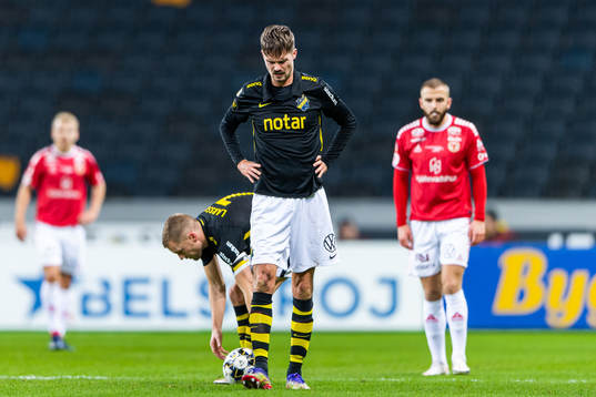 s Mikael Lustig grimaserar