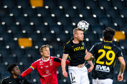 s Erick Otieno och Kolbeinn Sigthorsson i kamp om bollen