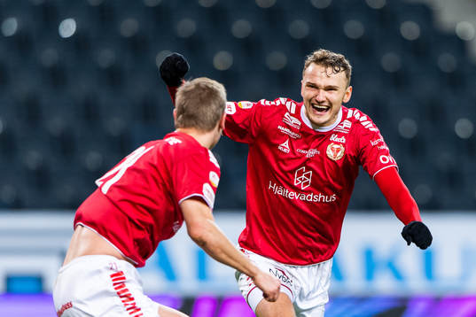 Kalmars Erik Israelsson gör 0-1 och jublar med Piotr