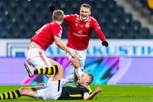 Kalmars Erik Israelsson gör 0-1 och jublar med Piotr