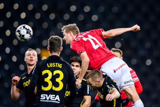Kalmars Erik Israelsson nickar in 0-1