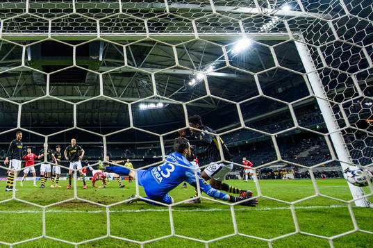 s målvakt Budimir Janosevic släpper in 0-1 av Kalmars