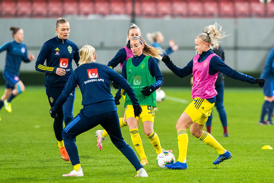Kosovare Asllani and Hanna Glas of Sweden