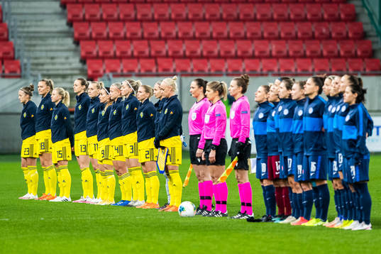 Players of Sweden and of Slovakia